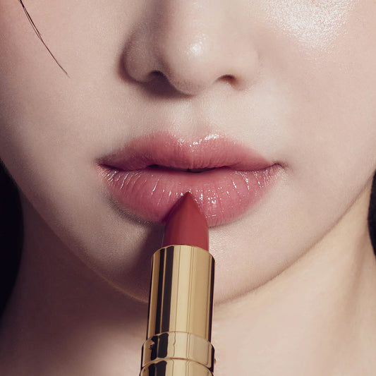 VINNE high-shine plumping balm for an instant lip lift.