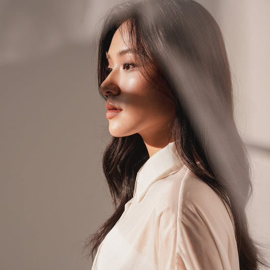 A woman using a beanie cushion Soft coverage vs. powerful coverage: Choose your VINNE style.