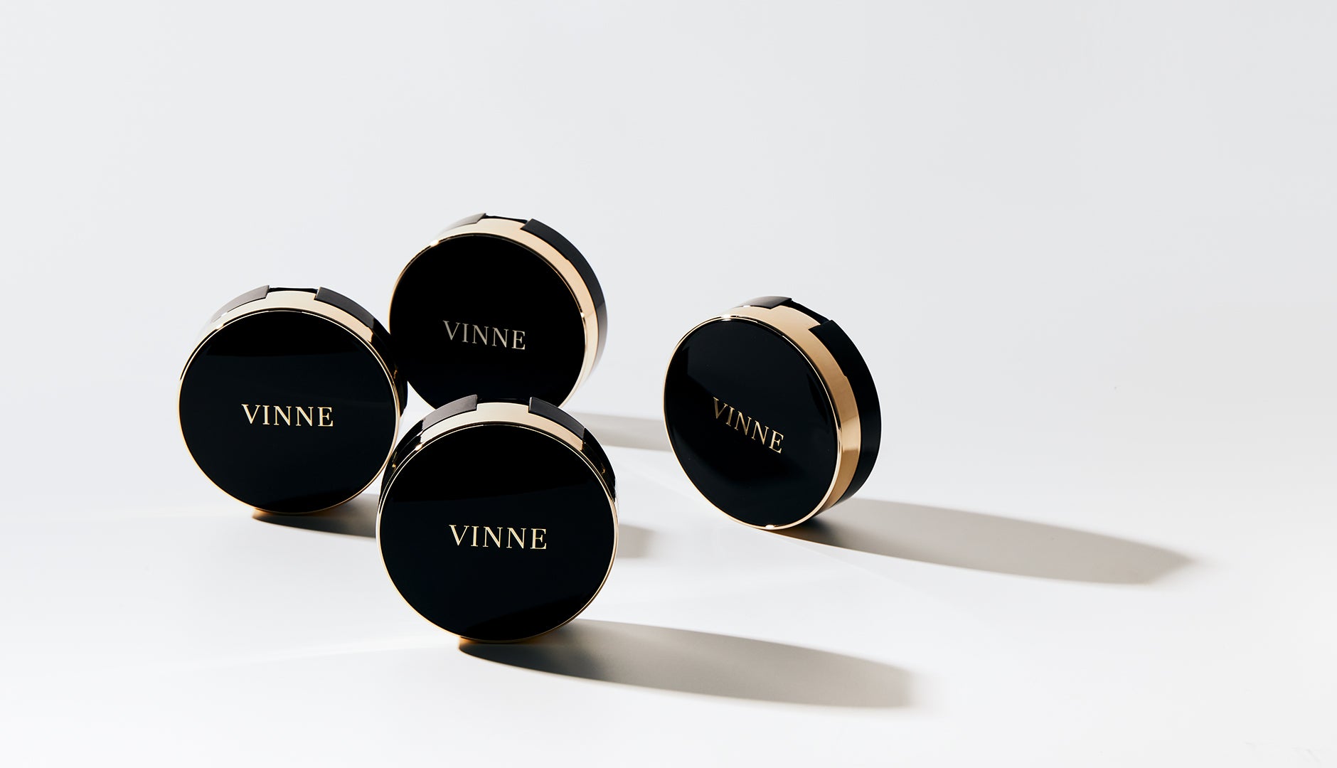 Four black containers with 'VINNE' branding on a white background